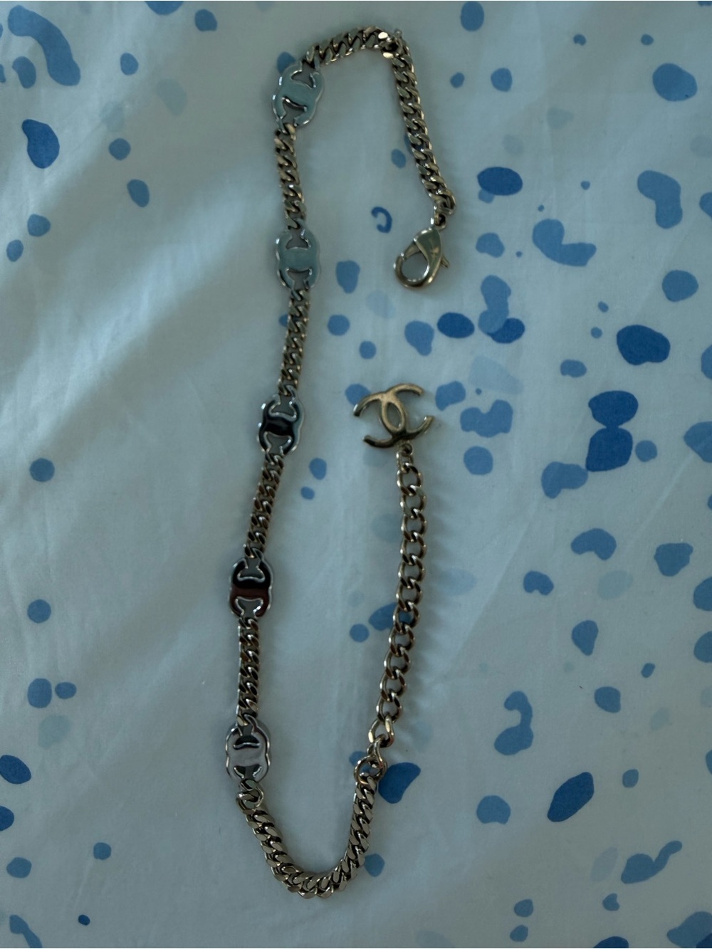 CHANEL Gold-plated Link Necklace with Crystal CC Motifs - Picture 4 of 12